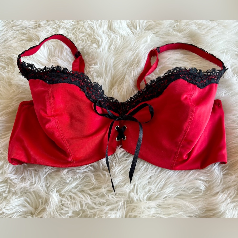 VTG 90s Frederick’s of Hollywood Coquette Lace-Up Bra Red Black Vampy Goth 38D.